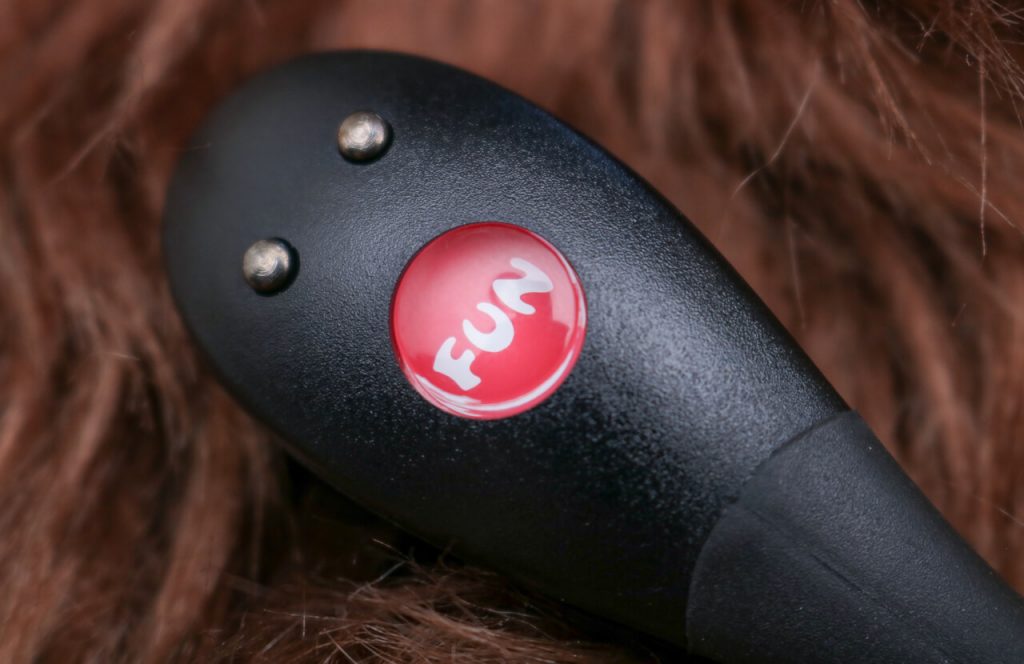 Be•One vibrator heeft een grote rode knop, is te bedienen met een knop